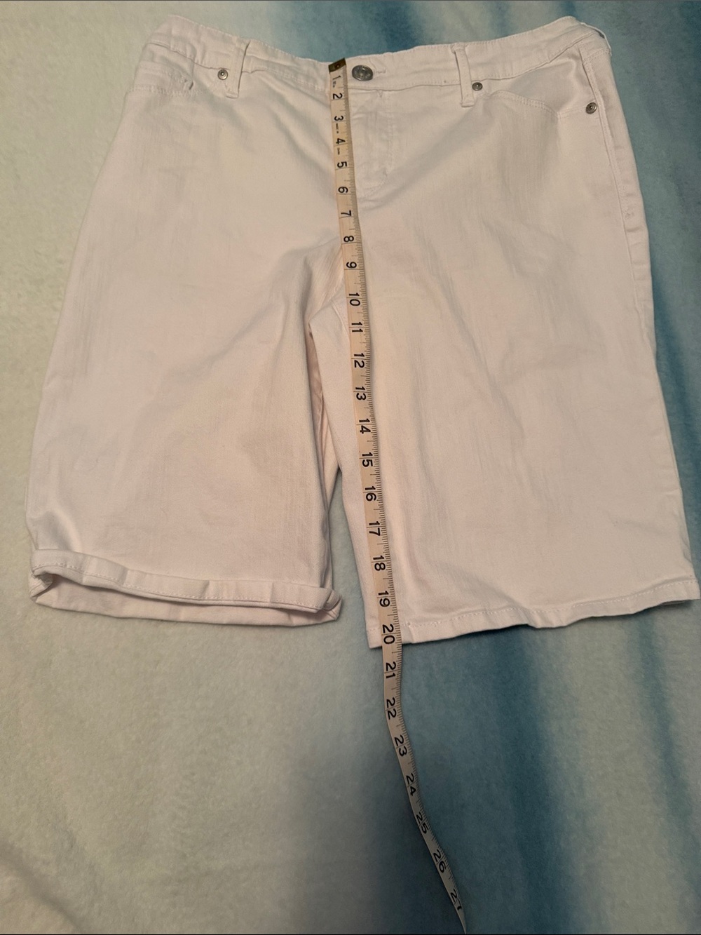 Gloria Vanderbilt White Bermuda Shorts with Classic Five-Pocket Cut